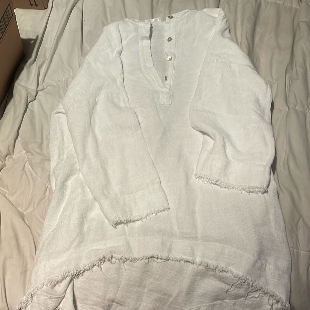 White fun casual blouse. Perfect to wear with tights or jeans. Looks new